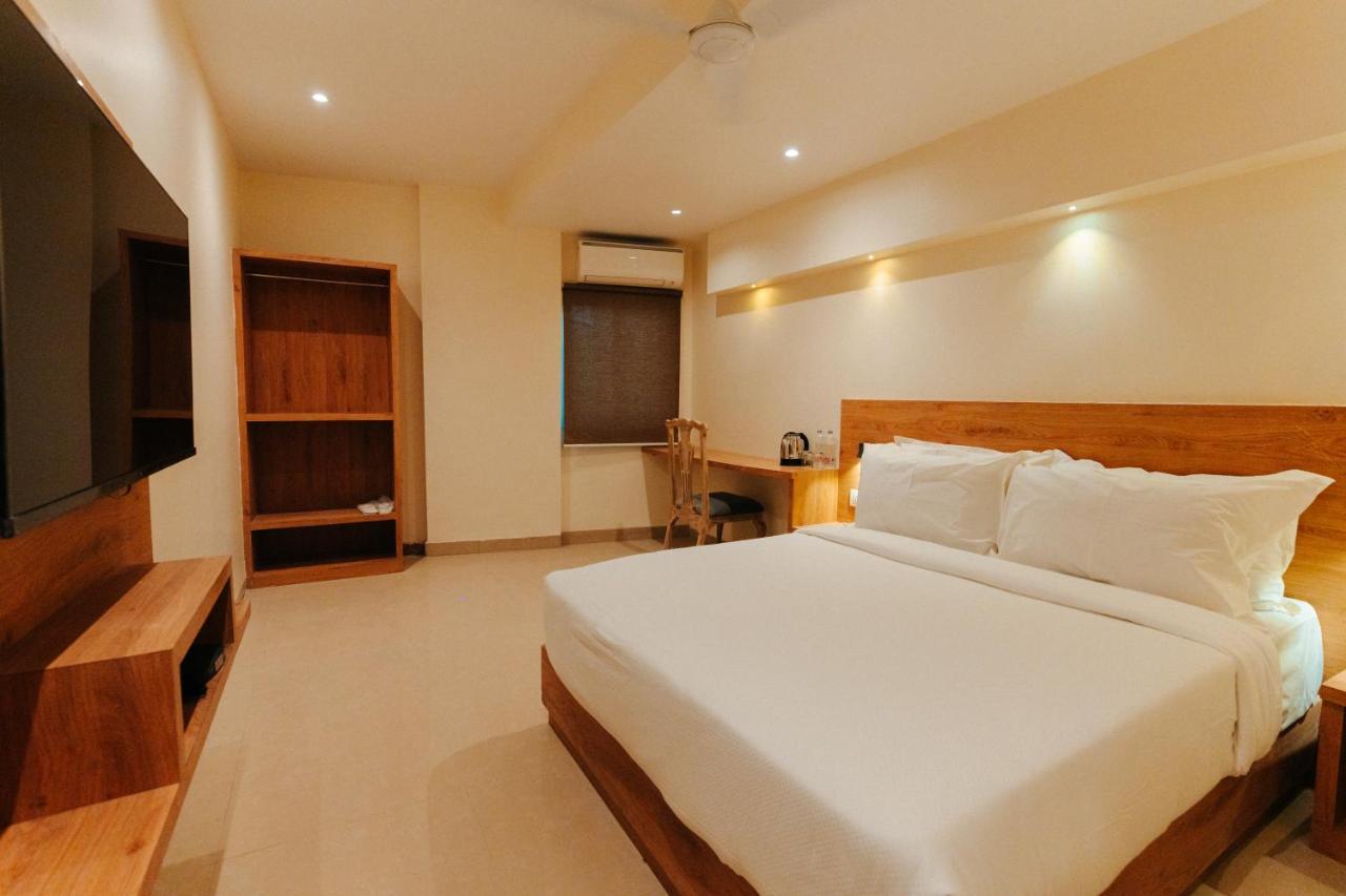 Arnna Hotel - Goregaon Mumbai Bagian luar foto