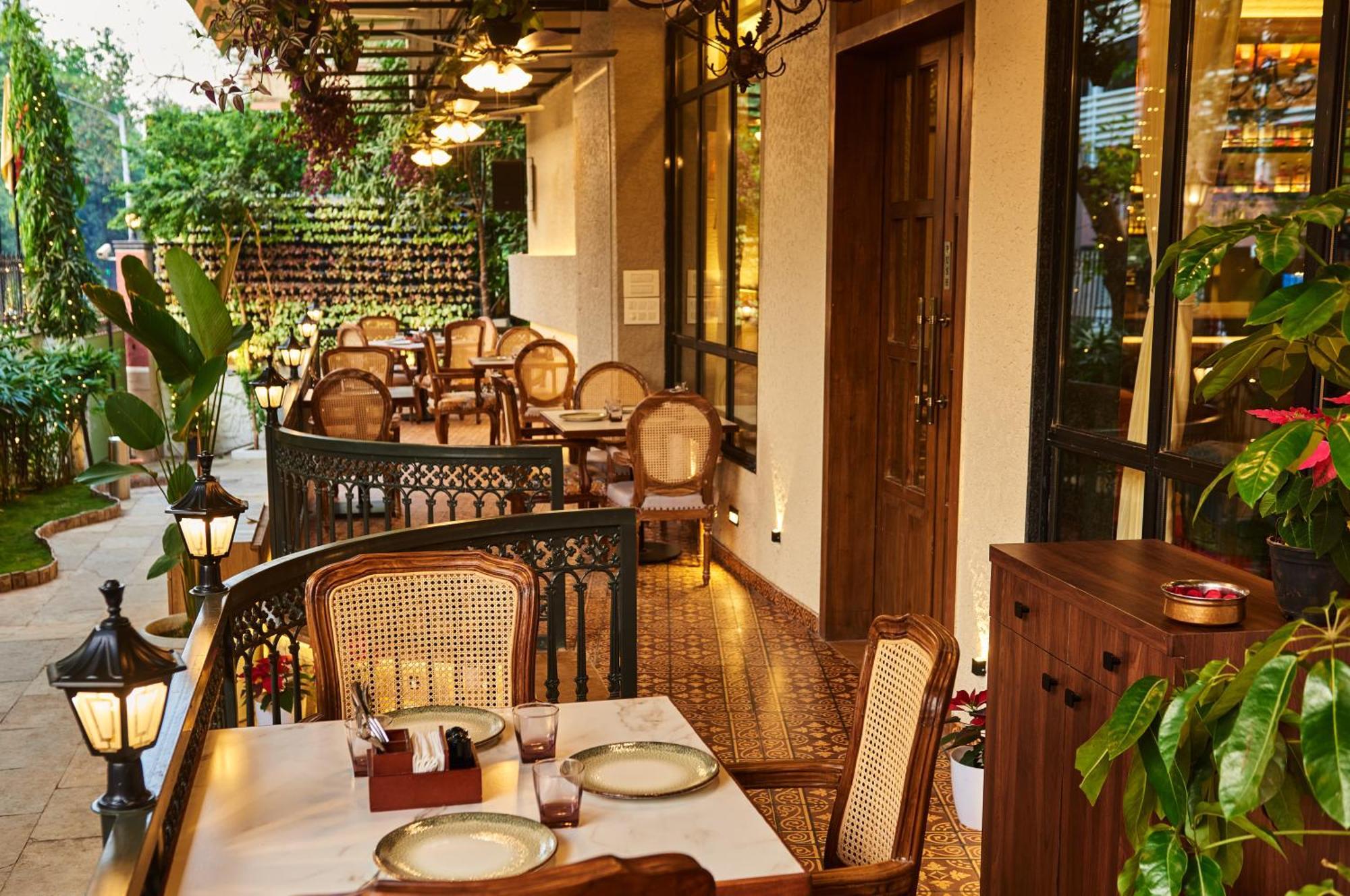 Arnna Hotel - Goregaon Mumbai Bagian luar foto